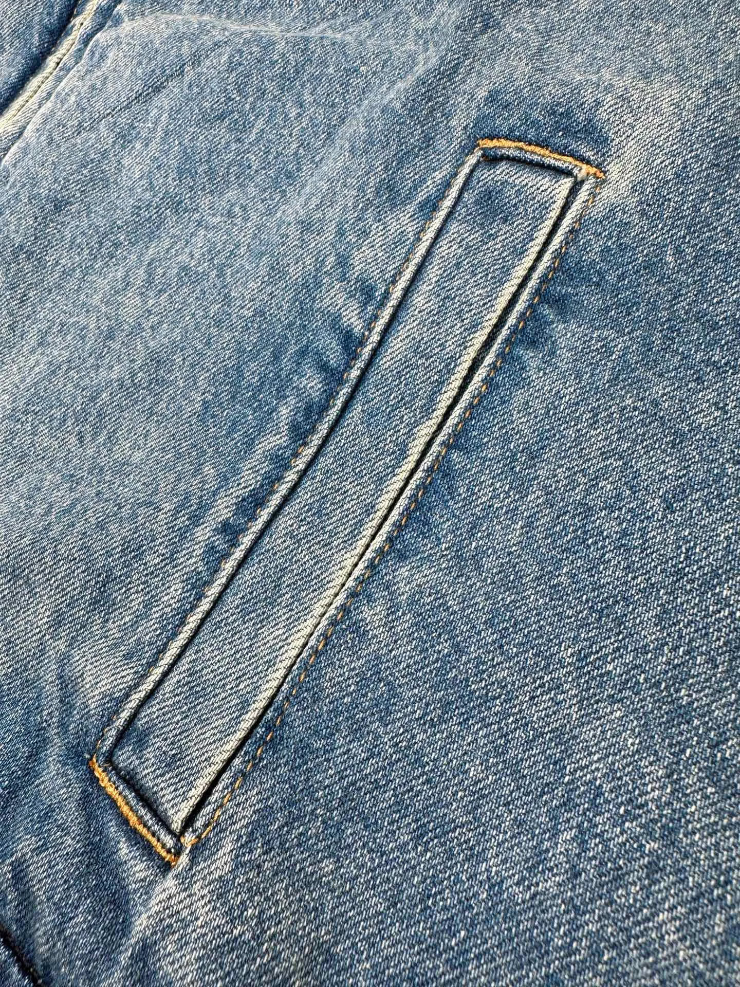 AP 265 Ami Paris embroidered denim jacket. Customized French mist washed denim. Stiff and stylish. Comfortable and soft. Made of distressed matte blue. The color is clear and elegant. Comes with soft light filter. Gold Brown love logo embroidery on the chest pocket looks like a gilt luxury seal. Low-key brand recognition. Vertical pockets on both sides hide practical ingenuity. Hem and cuffs are neatly trimmed with top-stitched edges. Retro workwear style is natural. The low-key decoration of the Cowhide Leather card on the back reveals French craftsmanship in the details. French relaxation and street elegance coexist and blend, creating a calm and graceful elegant family style. Process 1: Using imported machine embroidery technology. Using advanced computer control systems and precision mechanical components to achieve Ami love embroidery work with high precision and smooth and delicate lines. Process 2: Stone grinding, light fermentation, peeling, bleaching and softening. The mutual friction between pumice and clothing causes wear and fading effects on the surface of the denim. The combination of pulling and bleaching allows the clothing to produce a certain texture and stretching effect while bleaching. Process 3: Fried snowballs. Fried salt. Specially prepared corresponding solution. Add a certain amount of dye. Soak the denim material in it to absorb the solvent. Then scrub and dry to further fade and oxidize. Accessories: Customized 1:1 Ami zipper. Customized 1:1 Ami I-shaped buckle. Customized 1:1 Ami. Cowhide Leather playing cards customized 1:1 Ami trademark version: loose version Size: S M L XL Style number: BB 877